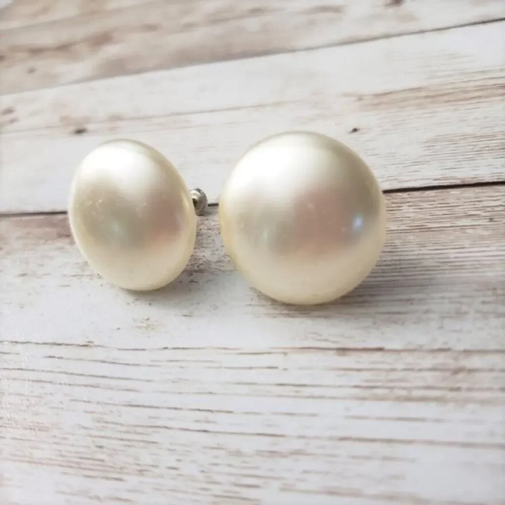Vintage Trifari Screw On Earrings - Cream Pearlescent Circle
